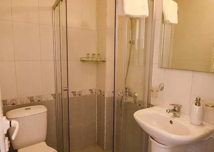 Vezyuva House מלון בנסקו