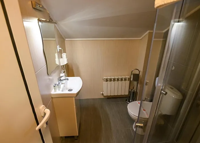 מלון Vezyuva House 3*